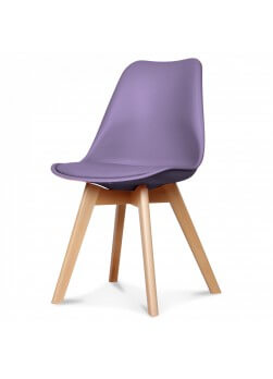 Chaise scandinave couleur lilas avec pieds en bois de hêtre.